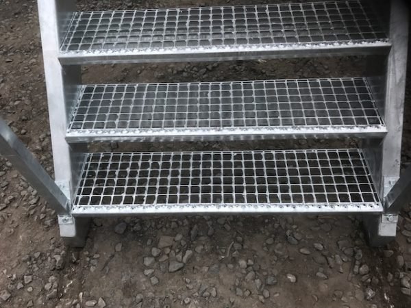 Escalier pour conteneur avec garde-corps des deux côtés