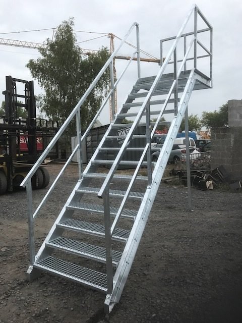 Escalier pour conteneur avec garde-corps des deux côtés