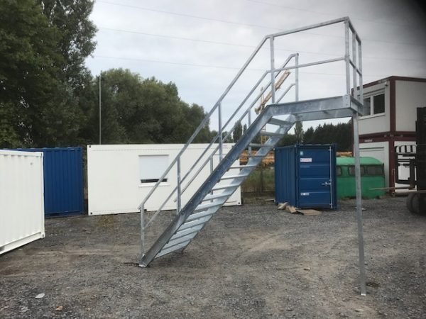 Escalier pour conteneur avec garde-corps des deux côtés