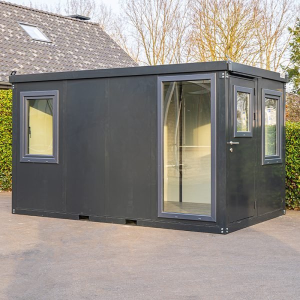 Bureau standard 4 × 2 m avec baie vitrée complète