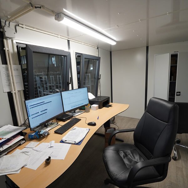 Bureau standard 4 × 2 m avec baie vitrée complète